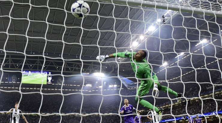 Một BÀN THẮNG tuyệt đẹp! Mario Mandzukic (Juventus) cho thấy một quyết tâm cao độ để đón bóng trong vòng cấm và tung người lên không để thực hiện một cú đá cắt kéo tuyệt đỉnh, khiến Keylor Navas không thể làm gì được. Tỉ số đã được nâng lên: 1:1.