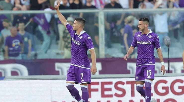 VÀO! Rolando Mandragora đón quả tạt trong vòng cấm và đánh đầu về phía bên kia khung thành, nơi Luka Jovic (Fiorentina) đang ẩn nấp và cầu thủ này dễ dàng chích bóng vào lưới. 1:1.