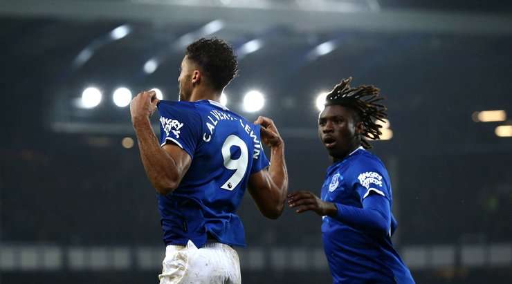 Một bàn thắng tuyệt vời! Dominic Calvert-Lewin (Everton) nhảy lên đón một quả tạt đẹp mắt và ghi bàn với một cú đánh đầu căng từ khoảng cách khá xa. Bóng đập cột dọc bên trái vào lưới. Rất ấn tượng!
