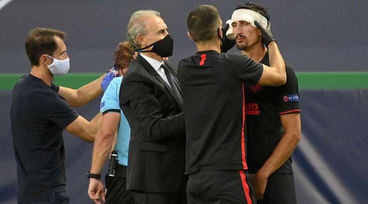 Stefan Savic (Atl. Madrid) đang nhờ sự trợ giúp y tế sau khi anh bị đau trong một pha va chạm trước đó.