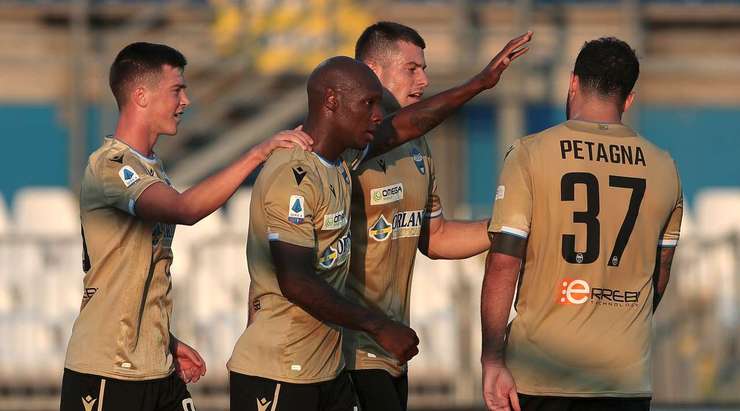 Bryan Dabo (Spal) nhận một đường chuyền sát thủ, đặt anh vào thế đối mặt với thủ môn và anh đã bình tĩnh đưa bóng vào lưới.