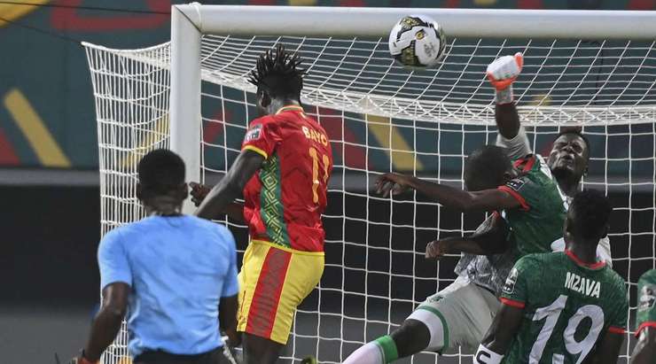 Vào! Jose Kante thể hiện nhãn quan tuyệt vời của mình với đường chuyền sắc sảo cho Issiaga Sylla (Guinea), người đã rất bình tĩnh dứt điểm gọn gàng vào lưới. Tỉ số là 1:0.