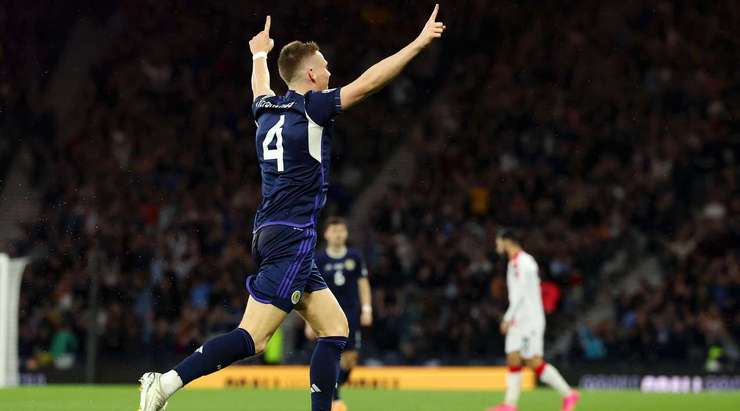 Vào! Scott McTominay (Scotland) đón bóng bật ra và từ rìa vòng cấm, anh ấy tung một cú sút chìm đi vào góc trái phía dưới. Giorgi Mamardashvili không thể ngăn bóng vào lưới. Tỉ số là 2:0.