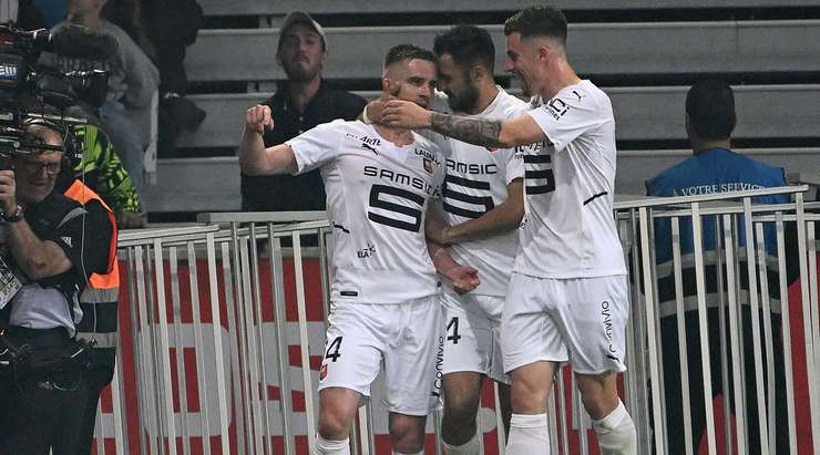 Benjamin Bourigeaud (Rennes) đón một đường chuyền trong vòng cấm và ghi bàn với một cú sút mạnh vào góc thấp bên phải. Thủ môn đã không thể làm gì được.