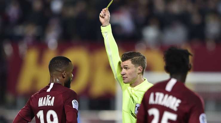 Habib Maiga (Metz) phải nhận một chiếc thẻ vàng hoàn toàn xứng đáng.