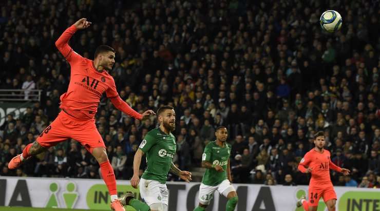 Mauro Icardi (Paris SG) có một tình huống uy hiếp cầu môn với quả đánh đầu gần chấm phạt đền, đưa bóng đi vào giữa khung thành. Thủ môn Stephane Ruffier đã trình diễn khả năng phản xạ tuyệt vời của mình và có một pha cản phá an toàn để ngăn không cho bóng đi vào lưới.