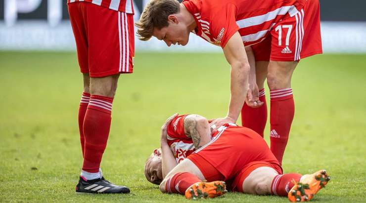 Sven Michel (Union Berlin) đang nằm sân vì chấn thương và trọng tài đã cho dừng trận đấu để đội ngũ y tế có thể có thể vào sân.