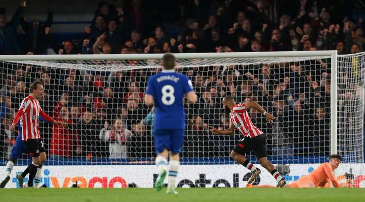 Bryan Mbeumo (Brentford) có một cơ hội tuyệt vời bên trong vòng cấm và anh không mắc bất kỳ sai sót nào để đưa bóng vào lưới một cách gọn gàng.