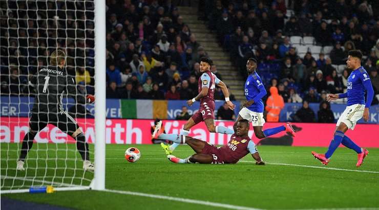 Mbwana Samata (Aston Villa) bỏ lỡ một cơ hội khổng lồ! Cầu thủ này nhận đường treo bóng vào rất tốt từ quả đá phạt, nhưng cú sút cận thành của anh lại đi ra ngoài cột dọc bên phải.