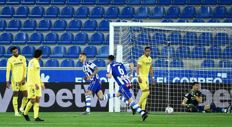 Vào! Jota thực hiện một đường chuyền bổng tuyệt vời và Joselu (Alaves) đón nó để dứt điểm với một cú đánh đầu vào lưới trống. Tỉ số là 1:0.