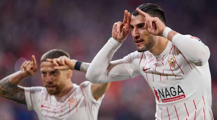 Rafa Mir (Sevilla) bật lên đón quả tạt và tung cú đánh đầu chính xác đi chìm vào phía trong cột dọc bên trái.