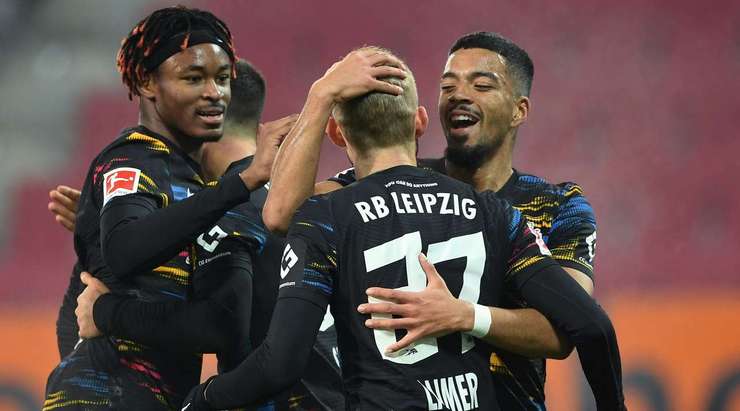 Benjamin Henrichs thực hiện một quả tạt rất tốt cho Andre Silva (RB Leipzig), người đã tìm thấy khoảng trống trong vòng cấm để đưa bóng vào lưới.