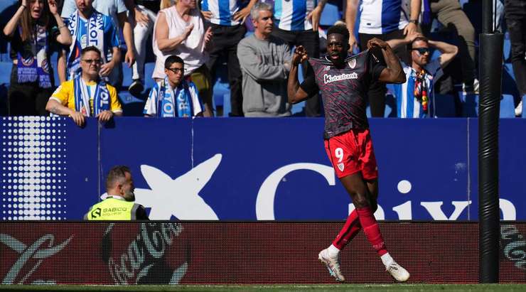 Vào! Sau khi nhận một đường chuyền tốt, Inaki Williams (Ath Bilbao) tung một cú sút đi thẳng vào góc thấp bên trái khung thành. Một tình huống phối hợp đồng đội tuyệt vời!