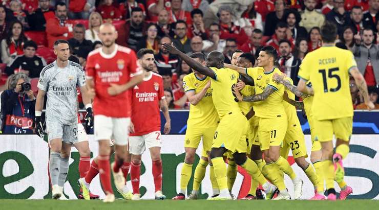 Vào! Romelu Lukaku (Inter) giành chiến thắng trên chấm phạt đền bằng một cú sút không thể cản phá, vượt qua tầm với của thủ môn Odysseas Vlachodimos vào góc thấp bên phải.