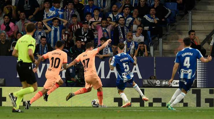 Vào! Saul Niguez (Atl. Madrid) đã tìm thấy đường vào lưới khung thành từ cận thành từ góc rất hẹp.