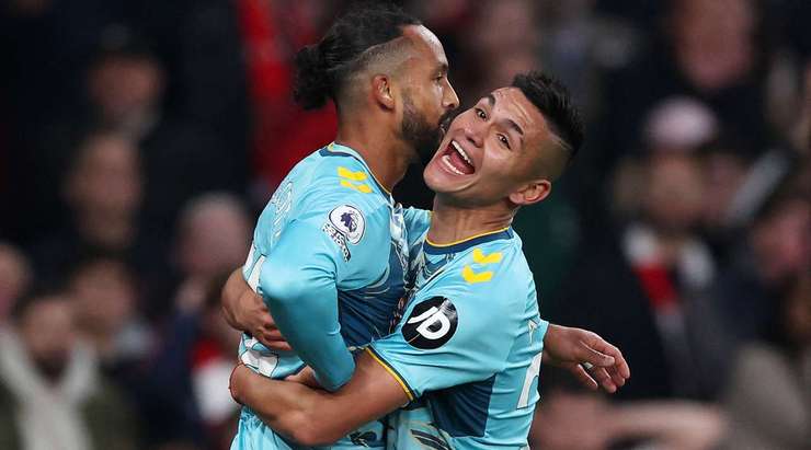 Vào! Carlos Jonas Alcaraz thực hiện một đường chuyền đến chân Theo Walcott (Southampton) và cầu thủ này tung một cú sút từ trong vòng cấm, đưa bóng vào góc thấp bên trái mành lưới. Tỉ số là 0:2.