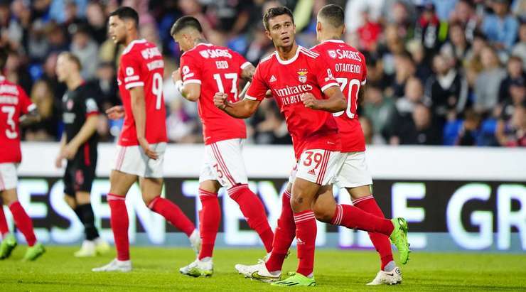 Vào! Joao Mario là người kiến tạo còn Henrique Araujo (Benfica) là một sát thủ thật sự. Anh kết thúc đường căng ngang bằng một cú đánh đầu lạnh lùng từ cự ly gần vào góc thấp bên trái khung thành. Tỉ số là 0:2.