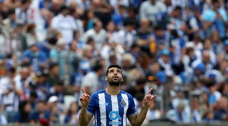 Vào! Mehdi Taremi (FC Porto) giành chiến thắng trên chấm phạt đền bằng một cú sút không thể cản phá, vượt qua tầm với của thủ môn Babacar Mbaye vào góc thấp bên phải.