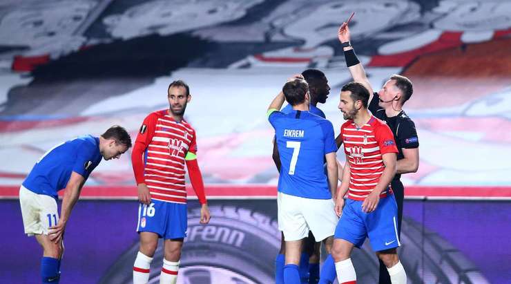 Martin Ellingsen (Molde) lẽ ra phải cẩn thận hơn. Anh ấy phạm lỗi xấu và nhận chiếc thẻ vàng thứ hai và bị đuổi!