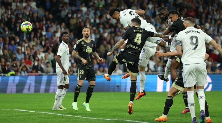 Tỉ số đã thay đổi – 2:0. Marco Asensio treo bóng rất đẹp từ chấm phạt góc vào vòng cấm và Eder Militao (Real Madrid) bật lên lên cao nhất, đánh đầu vào sát mé trong cột dọc bên trái.