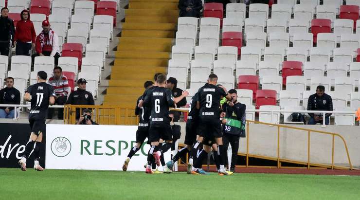 Ermal Krasniqi (FC Ballkani) phản xạ rất nhanh trong vòng cấm và anh đã ghi bàn bằng một cú sút không thể cản phá!