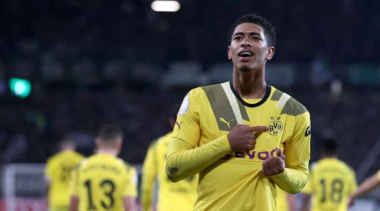 Vào! Leo Weinkauf đã chạm được những đầu ngón tay vào bóng sau cú sút của Jude Bellingham (Dortmund), nhưng chừng đó thôi không đủ ngăn trái bóng đi vào góc trái khung thành.