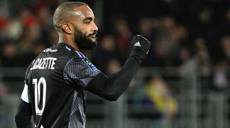 Vào! Alexandre Lacazette (Lyon) tinh quái dừng lại một nhịp trước khi sút, chờ cho thủ môn Marco Bizot đổ người trước khi bình tĩnh đưa bóng vào góc thấp bên phải.