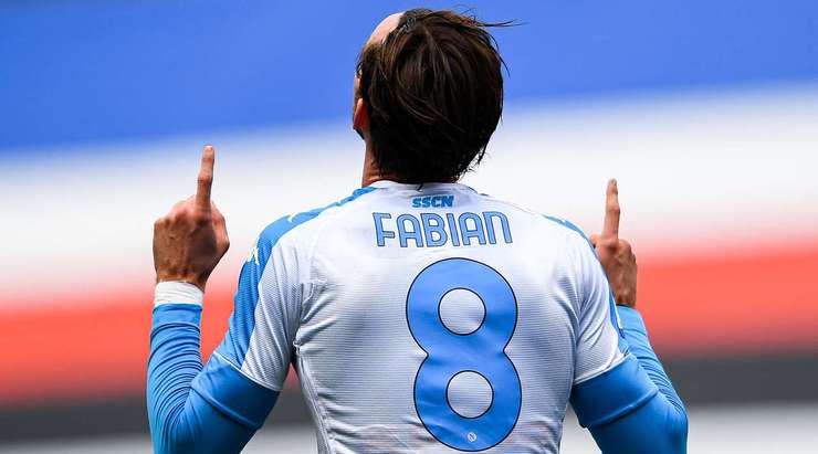 Fabian Ruiz (Napoli) nhận đường chuyền từ đồng đội và anh không hề do dự tung một cú sút chìm không thể cản phá vào góc thấp bên phải khung thành.