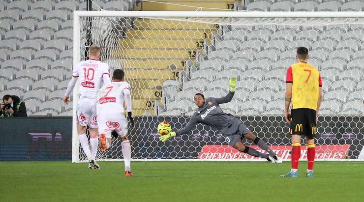 Vào! Gaetan Charbonnier (Brest) sút bóng vào góc trái khung thành, vượt qua tầm với của Jean-Louis Leca dù thủ môn đã đổ người hết cỡ.