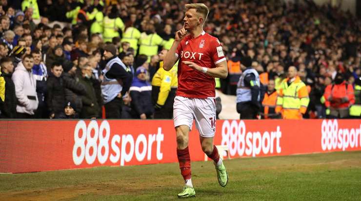 Một bàn thắng! Sam Surridge (Nottingham) đột phá xuyên qua hàng phòng ngự đối phương và tung một cú sút vào phía trong cột dọc bên phải.
