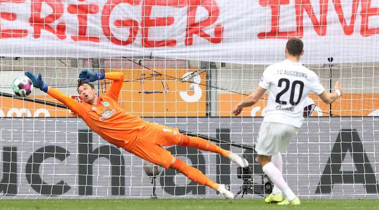 Vào! Daniel Caligiuri (Augsburg) giành chiến thắng trên chấm phạt đền bằng một cú sút không thể cản phá, vượt qua tầm với của thủ môn Jiri Pavlenka vào góc trái khung thành.