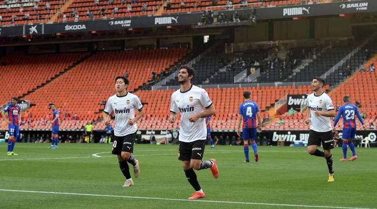 Goncalo Guedes (Valencia) nhận bóng trong vòng cấm, anh xoay trở rất nhanh nhẹn và tung cú sút chìm, găm bóng vào sát mép trong cột dọc bên trái.