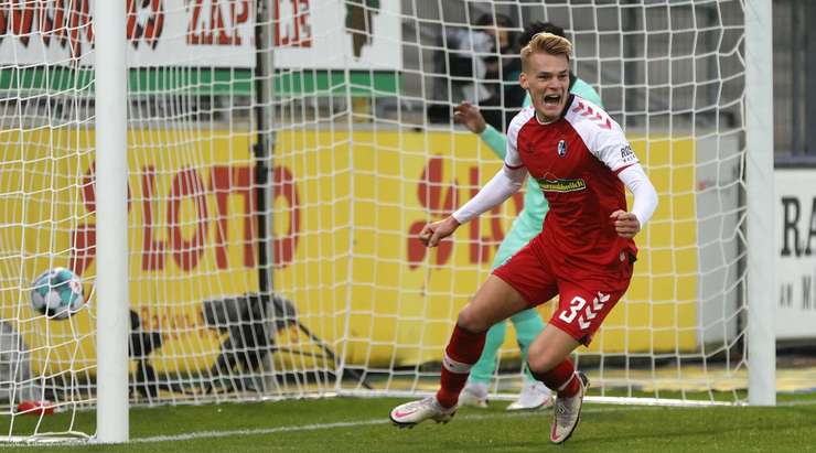 Vào! Baptiste Santamaria thực hiện một đường chuyền bổng tuyệt vời và Philipp Lienhart (Freiburg) đón nó để dứt điểm với một cú đánh đầu vào lưới trống. Tỉ số là 1:1.