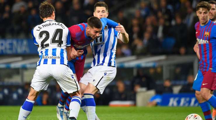 Robin Le Normand (Real Sociedad) bị phạt thẻ sau khi làm ngã đối phương. Trọng tài Carlos Del Cerro đã có một quyết định dễ dàng.
