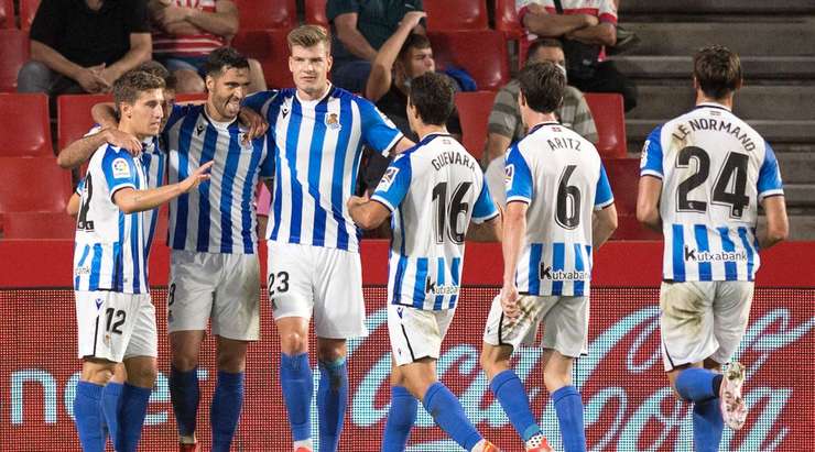 Vào! Mikel Merino (Real Sociedad) đón bóng bật ra và từ rìa vòng cấm, anh ấy tung một cú sút đi vào phía trong cột dọc bên phải. Tỉ số là 1:2.