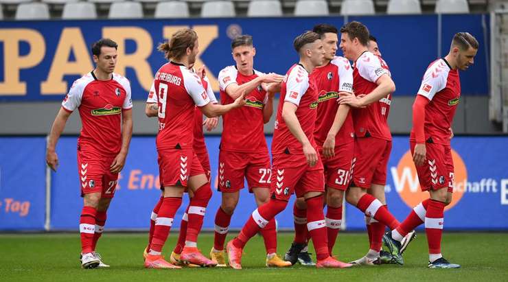 Roland Sallai (Freiburg) không phạm sai lầm nào, anh ta chờ thủ môn Ralf Fahrmann đổ người rồi mới sút bóng nhẹ nhàng vào chính giữa khung thành.