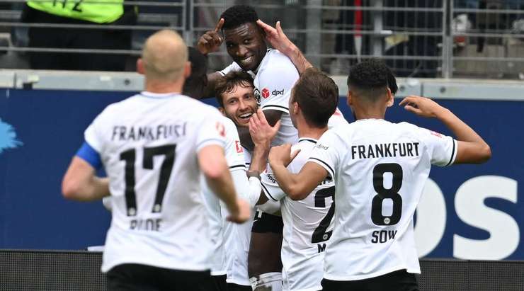 Một pha di chuyển không bóng tuyệt vời! Buta (Eintracht Frankfurt) chạy chỗ rất thông minh tại rìa vòng cấm để nhận một quả tạt và cứa lòng chuẩn xác vào phía cao khung thành!