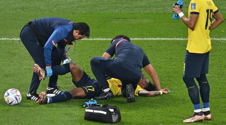 Angelo Preciado (Ecuador) đang lăn lộn trong đau đớn và anh sẽ được chăm sóc y tế vì trọng tài đã ra hiệu gọi đội bác sĩ.
