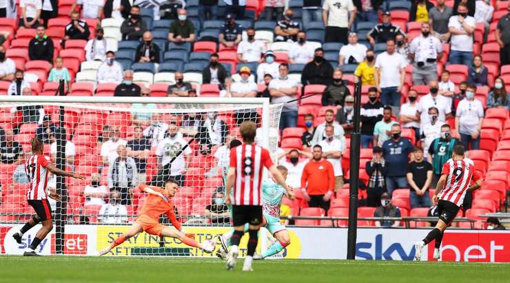 Vào! Mads Roerslev Rasmussen kiến tạo cho Emiliano Marcondes (Brentford) một đường chuyền tốt trong vòng cấm. Nó cho phép anh ấy dứt điểm với một cú sút chuẩn xác vào góc phải phía dưới. 2:0.