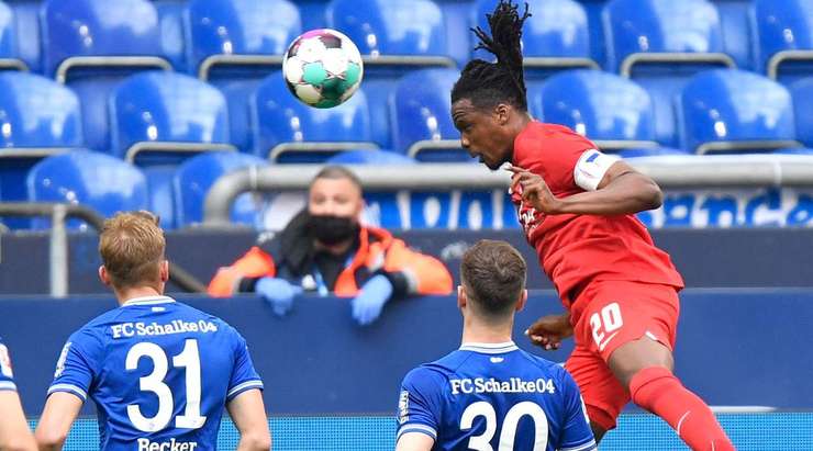 Bóng đã nằm trong lưới! Marvin Plattenhardt câu bóng vào vòng cấm từ quả đá phạt, nơi Dedryck Boyata (Hertha Berlin) thoát khỏi người theo kèm và đánh đầu từ rìa vòng 5m50, đưa bóng thẳng vào góc cao bên phải cầu môn. Tỉ số bây giờ là 1:1.