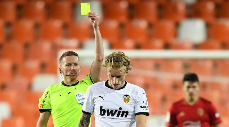 Daniel Wass (Valencia) bị phạt thẻ sau khi làm ngã đối phương. Trọng tài Alejandro Hernandez đã có một quyết định dễ dàng.