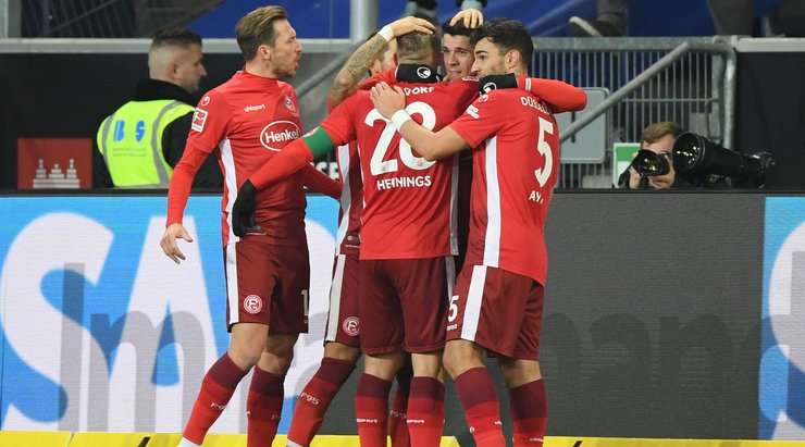 Một bàn thắng đồng đội tuyệt vời! Rouwen Hennings (Dusseldorf) được giải thoát trong vòng cấm bởi Alfredo Morales và không mắc một sai lầm nào với một pha dứt điểm tốt vào góc phải phía dưới. 1:1.