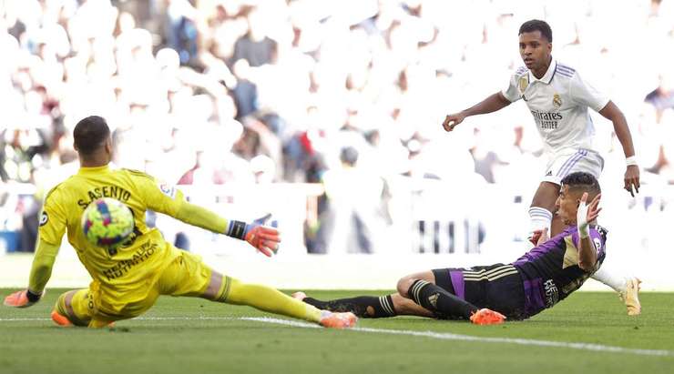 Một cú sút tuyệt đẹp! Rodrygo (Real Madrid) đón đường chọc khe chuẩn xác của Marco Asensio và tung một cú sút không thể cản phá từ rìa vòng cấm vào góc thấp bên trái khung thành. Một bàn thắng tuyệt vời. Tỉ số bây giờ là 1:0.