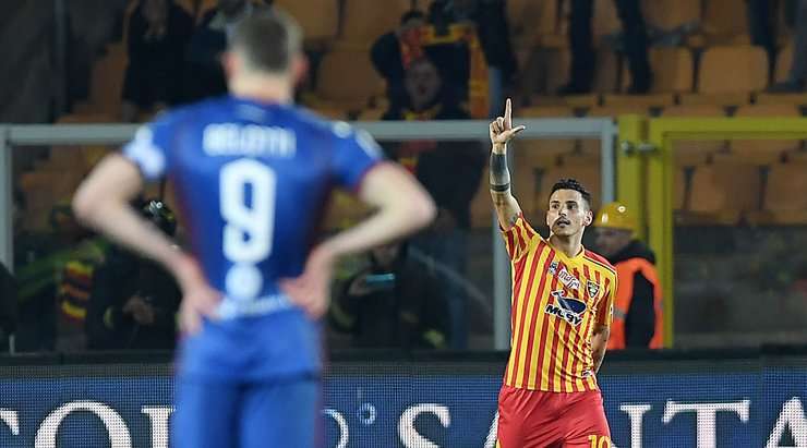 Siêu phẩm! Một cú nã đại bác của Filippo Falco (Lecce) từ rìa vòng cấm đã cắm thẳng vào góc phải phía trên khung thành!
