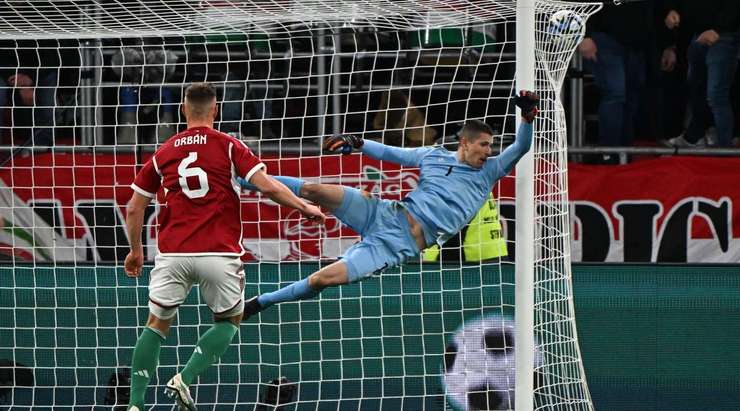 Dominik Szoboszlai (Hungary) ghi bàn từ quả đá phạt đưa bóng vào góc phải phía trên. Một cú sút tuyệt vời!