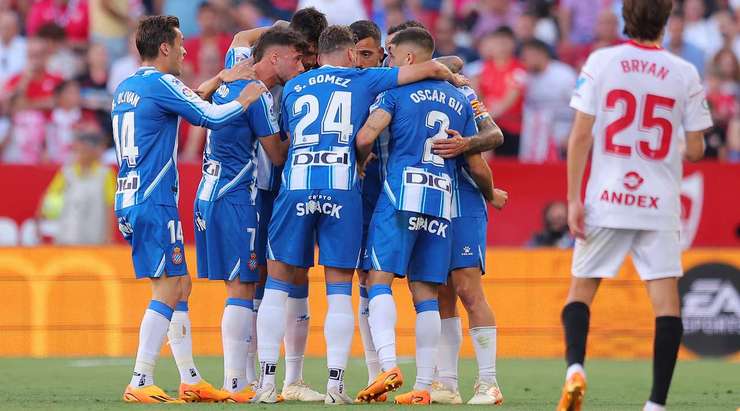 Đây chắc chắn không phải là điều mà Karim Rekik (Sevilla) mong muốn. Nỗ lực ngăn cản một đường chuyền tấn công của đối phương và anh ấy đã đưa bóng về lưới nhà. Tỉ số lúc này là 1:1.