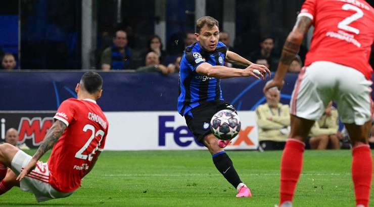 Một bàn thắng đồng đội tuyệt vời! Nicolo Barella (Inter) được giải thoát trong vòng cấm bởi Lautaro Martinez và không mắc một sai lầm nào với một pha dứt điểm tốt vào góc trái phía trên. 1:0.