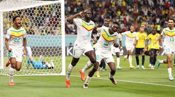Vào! Kalidou Koulibaly (Senegal) đã có mặt đúng lúc đúng chỗ để lấy bóng bật ra trong vòng cấm, và anh ấy sút bóng vào bên trái khung thành. Tỉ số là 1:2.