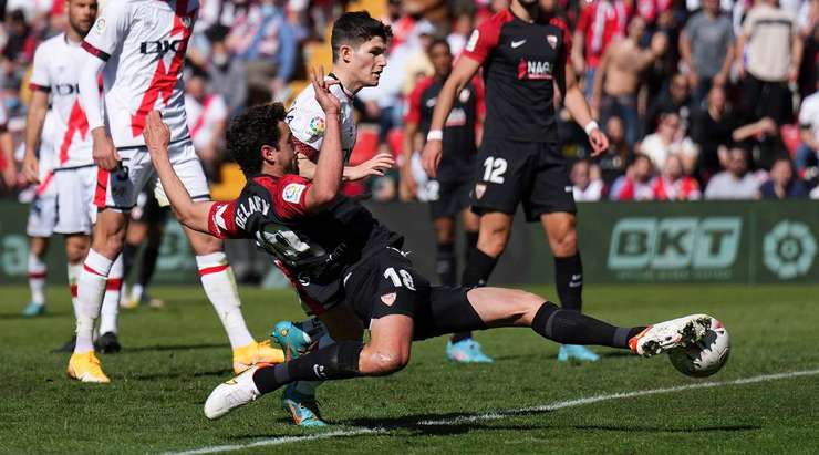 Thomas Delaney (Sevilla) tìm thấy khoảng trống bên trong vòng cấm để đón một quả tạt tuyệt đẹp và tung một cú sút chìm chính xác đưa bóng vào góc trái phía dưới khung thành.