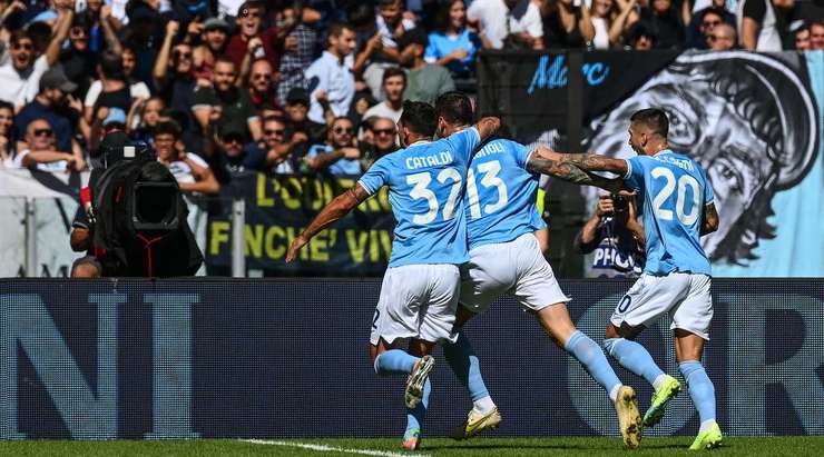 Vào! Alessio Romagnoli (Lazio) thể hiện nền tảng kỹ thuật tuyệt vời của mình với một cú sút một chạm từ ngay bên ngoài vòng cấm, bóng đi vào sát mép trong cột dọc bên phải. Tỉ số là 2:0.